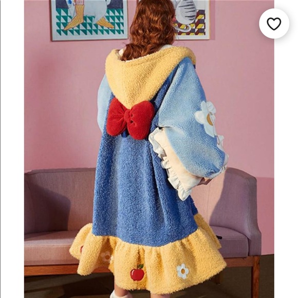 Snow White Plush Robe - Picture 4 of 8